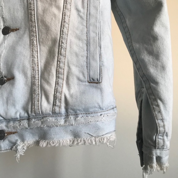 Civil Regime Light Washed Denim Jacket 

•Size small (S)
Condition 8/10 - Picture 3 of 6